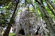 47 Grandi grotte nelle pareti rocciose